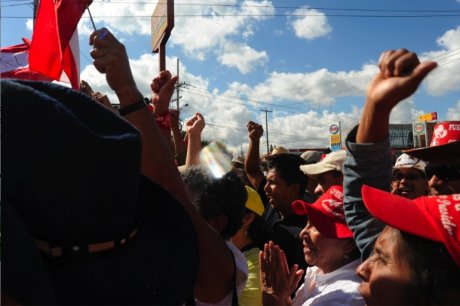 27 janvier 2010, à Tegucigalpa :  Grande manifestation d’adieu à Manuel Zelaya, au bout de la piste de l’aéroport - JPG - 85.7 ko