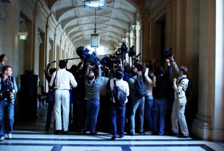 Ruée des médias lors de l’arrivée de Kerviel et de son avocat, le premier jour du procès. - JPG - 172.8 ko