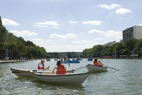 Quelques rameurs sur le bassin de la Villette - JPG - 67.9 ko