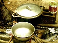 Rien de tel qu'un bon rougail saucisse au feu de bois !