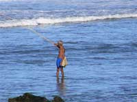Pecheur traditionnel dans le lagon