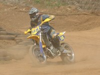 Epreuve supermotard dans la terre