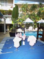 Repas au bord de la piscine